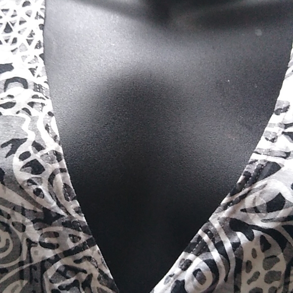 J Valdi grey and white geometric swirls tunic - Picture 4 of 9